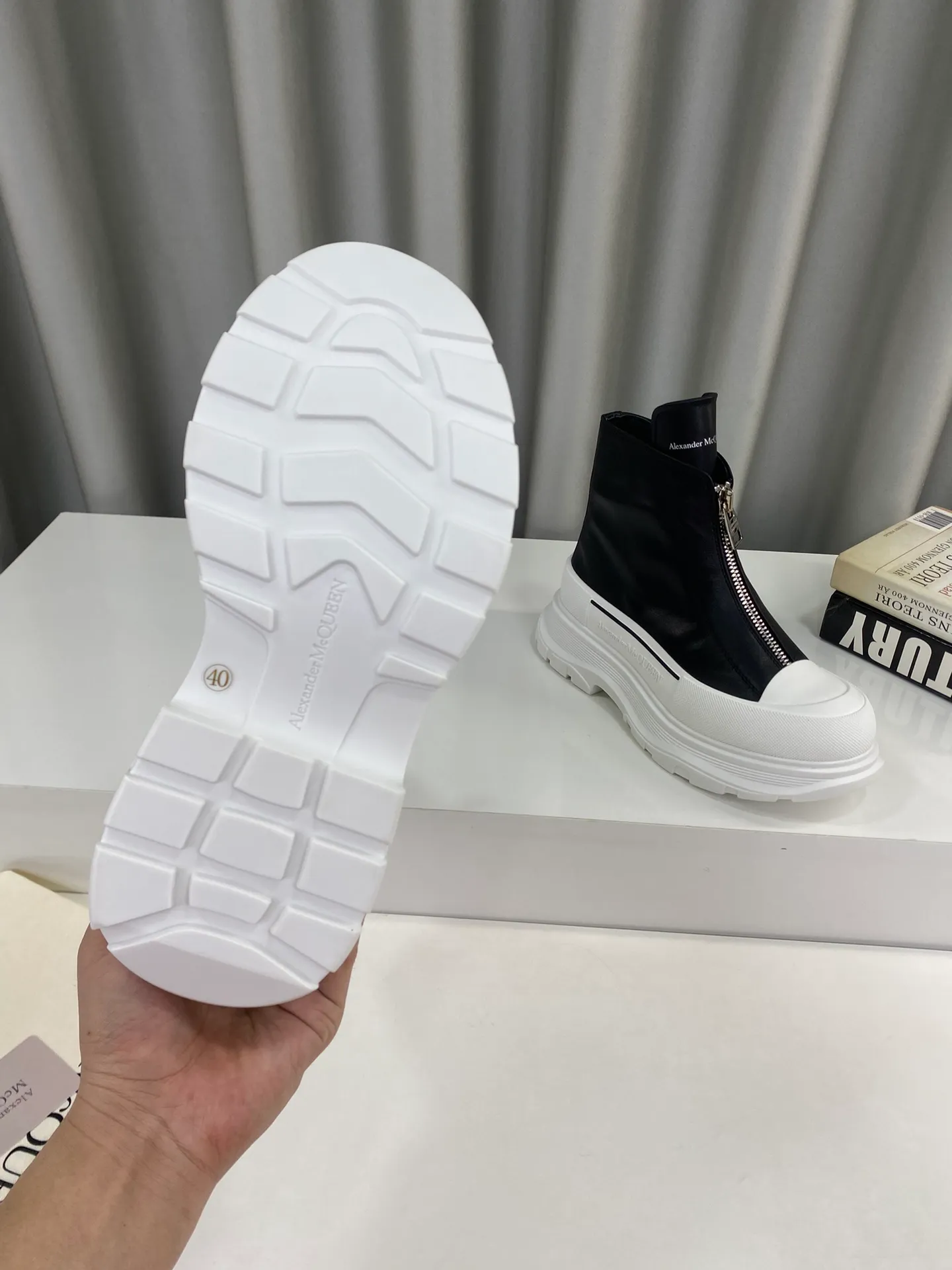 👟👟Ex-factory price 640👟👟Male +10 🔺Mc Queen 🔺Alexander McQueen's latest model, thick-soled front zipper motorcycle boots🌈 The designer has a bold idea, perfectly combined with the trend of the times, super comfortable and versatile, new motorcycle style design, multiple crafts splicing outsole, it is perfect, many celebrities and Internet celebrities endorse it. 🔥Material: Original custom-made first-layer cowhide for the upper. Interior: Original custom crystal sheepskin lining. Outsole: Original TPU multi-layer combination outsole, •┈┈┈┈┈┈★┈┈┈┈┈┈┈• Size: Women’s 35～39 (34, 40, customization is non-returnable) Men’s 39～44 (38, 45, customization is not returnable) Full set of counter original packaging